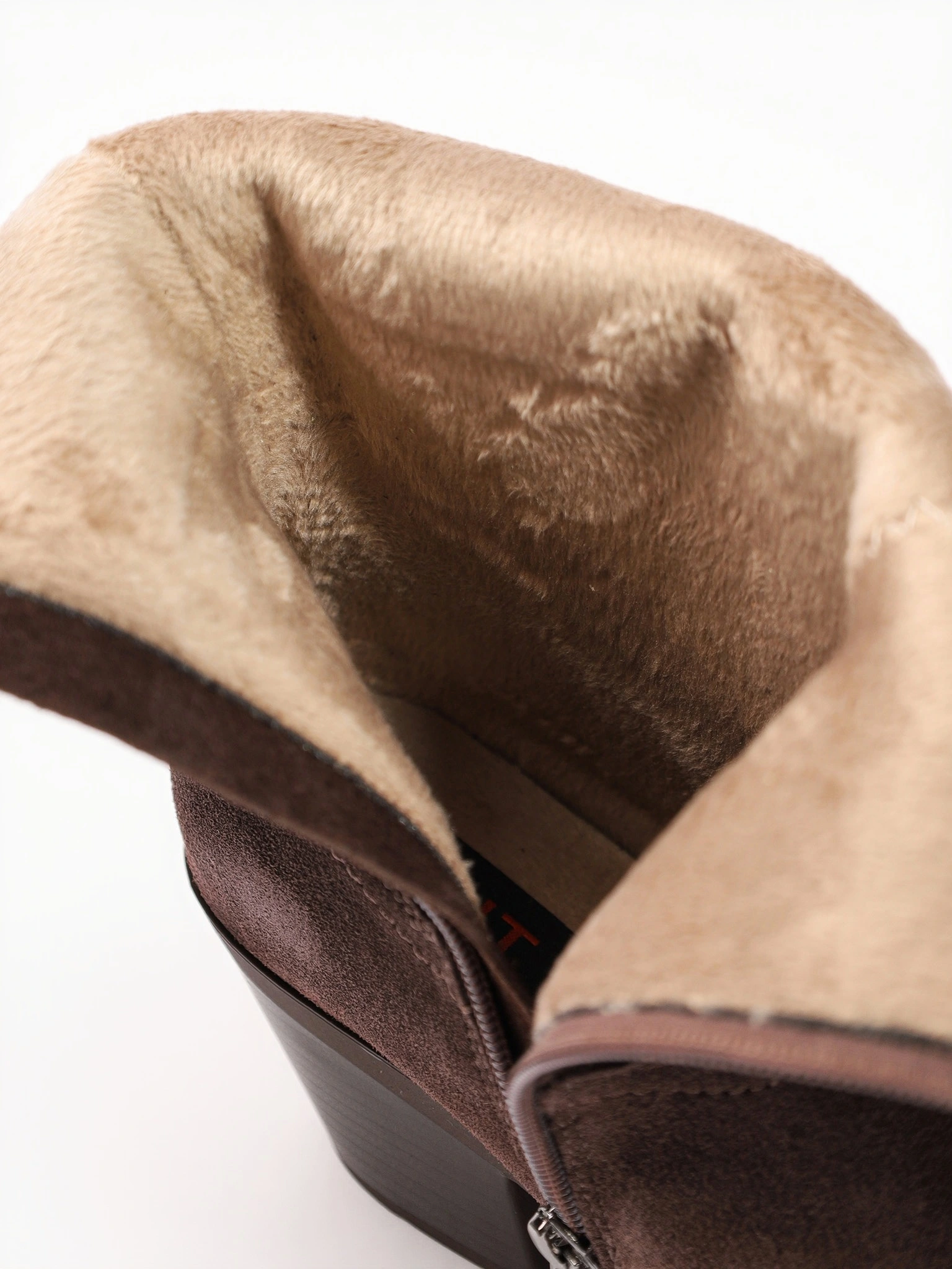 Сапоги-казаки укороченные  темно-коричневого цвета из натуральной замши